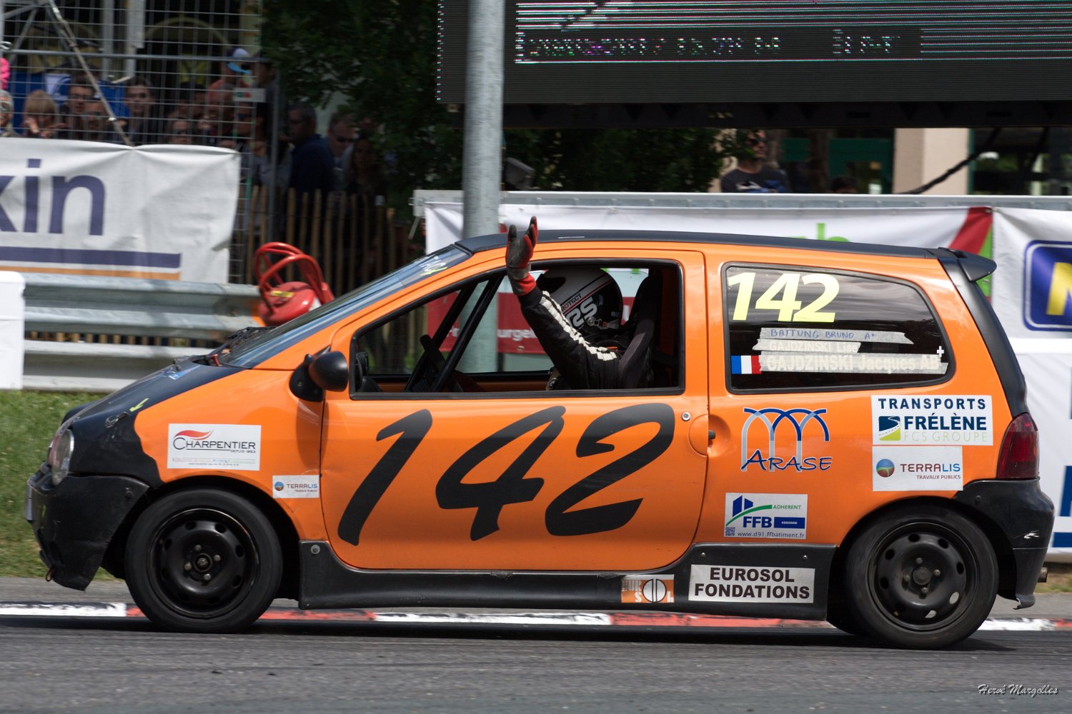 142-01.jpg