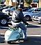 un beau Vespa...avec casque assorti...