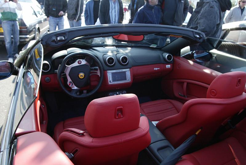 B45D0042.JPG - La dernière Ferrari California, noire à l'extèrieur mais rouge à l'intérieur