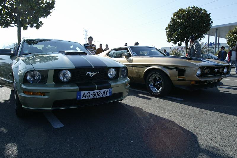 B45D0021.JPG - deux générations de Mustang