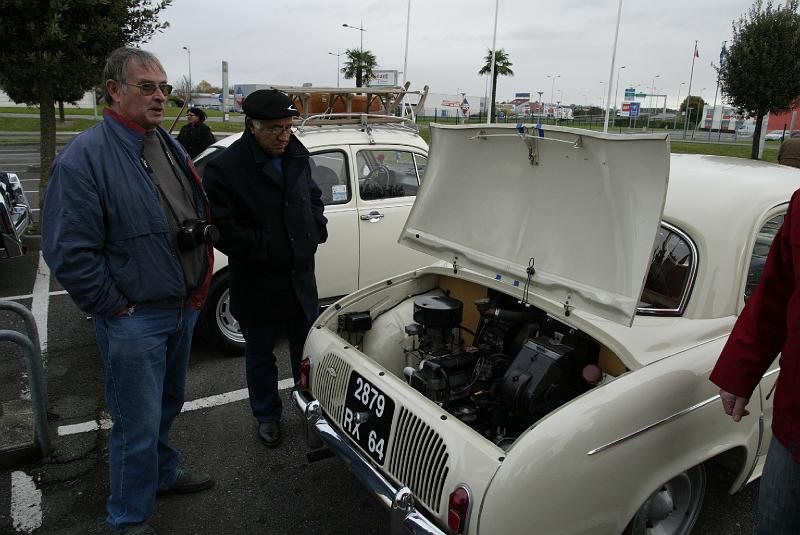 B45D0072.JPG - Jean-François, toujours intarissable sur la Renault Dauphine 1093.