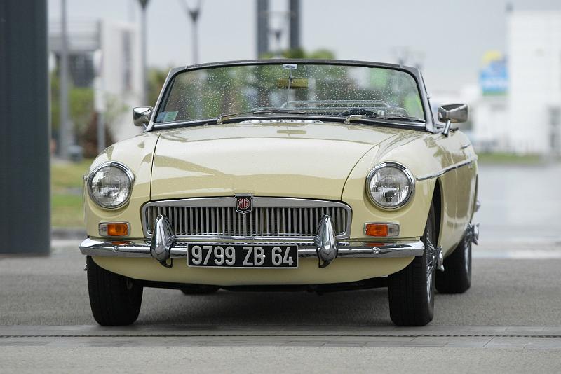 MGB-01.jpg - Et cette très jolie MGB qui c'est trouvée à l'abris et dans de très bonnes conditions de prise de vue.