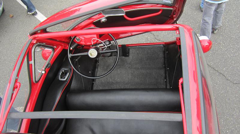 Iseta-03.JPG - Velam Isetta 1956 construite sous ilcence ISO. La porte est  à l'avant et le volant est monté sur cardan.Celle-ci possède un moteur 247cc de BMW qui repris cette fabrication.