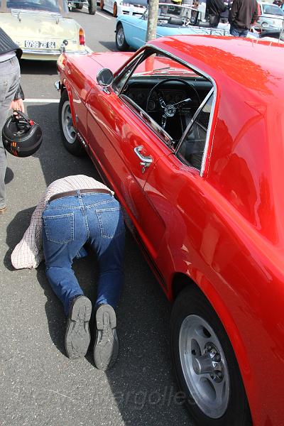IMG_0039.JPG - Ford Mustang: alors que la plupart des gens regardent la carrosserie, le moteur ou l'intérieur, Jean, lui, préfère regarder dessous les autos.