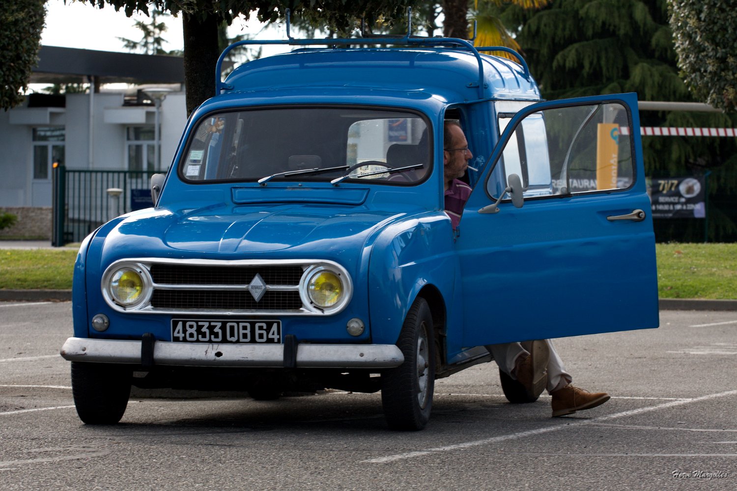 Renault_4-01.jpg