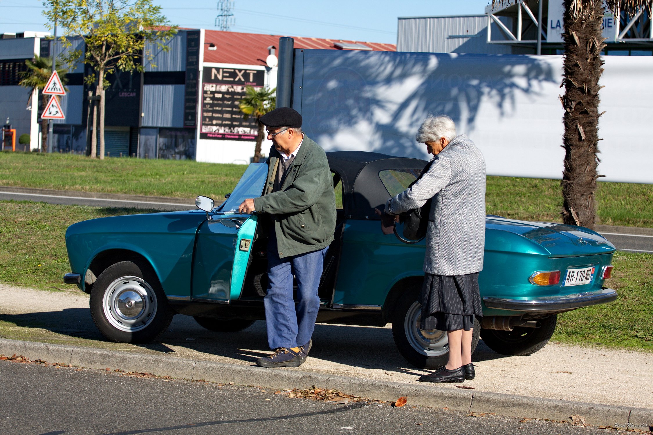 Peugeao-204-01.jpg - Super, non ? Papi et mamie sont venus au Rencard, mais contrairement à ce qu'on voit sur la photo, c'est mamie qui conduisait cette jolie Peugeot 204 Cabriolet